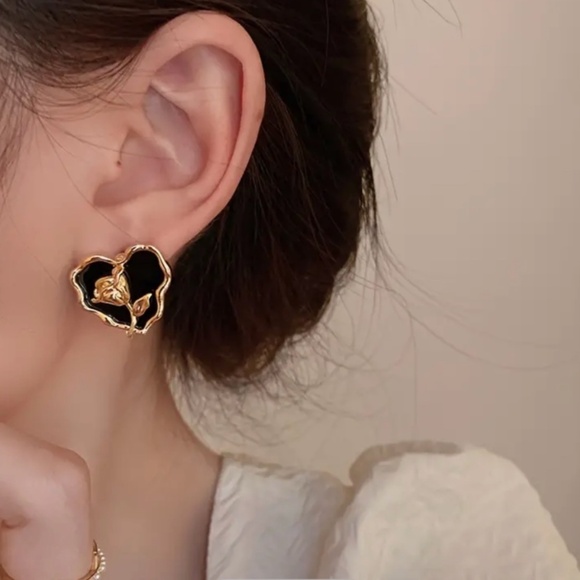 🆕NEW Gold Pkated Flower Rose Black Enamel Earrings - Picture 3 of 6